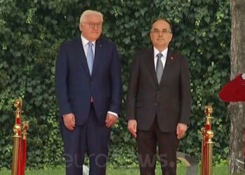 Mbërrin në Presidencë presidenti gjerman Steinmeier, pritet me ceremoni zyrtare nga Begaj