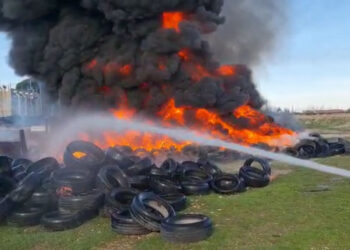 Tymi i zi ‘pushton’ Vlorën/ Digjen qindra goma të përdorura