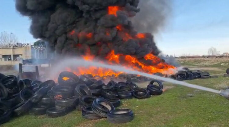 Tymi i zi ‘pushton’ Vlorën/ Digjen qindra goma të përdorura