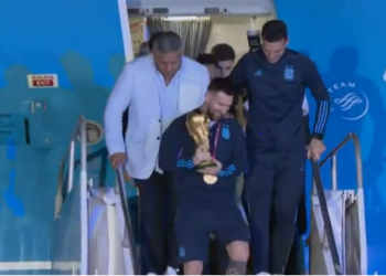 VIDEO/ Messi sjell kupën në shtëpi, Argjentina pret si heronj fituesit e Katar 2022