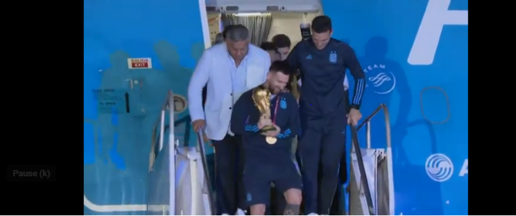 VIDEO/ Messi sjell kupën në shtëpi, Argjentina pret si heronj fituesit e Katar 2022