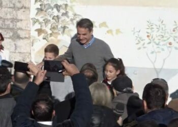 Mitsotakis mbërrin në Himarë, takime me minoritarët grekë në Finiq dhe Dropull! Në disa vizita do shoqërohet nga Rama