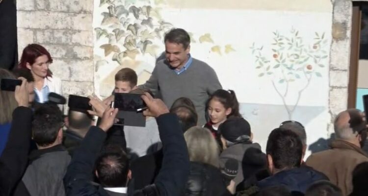 Mitsotakis mbërrin në Himarë, takime me minoritarët grekë në Finiq dhe Dropull! Në disa vizita do shoqërohet nga Rama