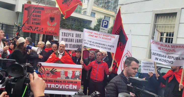 Protestë para ambasadës serbe në Tiranë, qytetarët: Jetën e japim, Mitrovicën nuk e japim