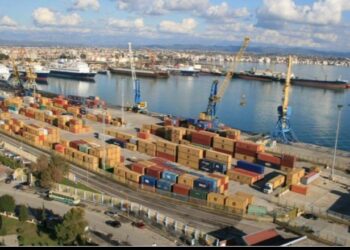 Vonesa në ngarkimin dhe shkarkimin e konteinerëve, shoferët e kamionëve protestë në Portin e Durrësit