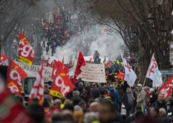 Protestat në Paris, Macron zotohet të vazhdojë reformën e pensioneve pavarësisht grevave