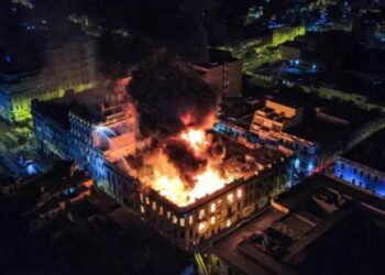 55 të vrarë dhe qindra të plagosur në protestat në Peru pas dorëheqjen së presidentes, qytetarët djegin efektivin