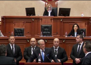 Çështja e agjentit të FBI, Berisha bllokon foltoren dhe kërkon Ramën në Kuvend: Të vijë këtu ose të dorëhiqet!