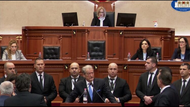Çështja e agjentit të FBI, Berisha bllokon foltoren dhe kërkon Ramën në Kuvend: Të vijë këtu ose të dorëhiqet!
