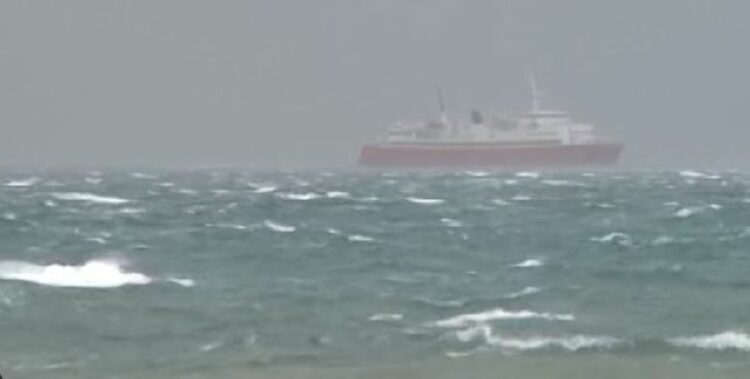 Moti i keq/ Vonohet ankorimi i tragetit në Vlorë, 64 pasagjerë në bord në tragetit të nisur nga Brindisi në det të hapur për 12 orë