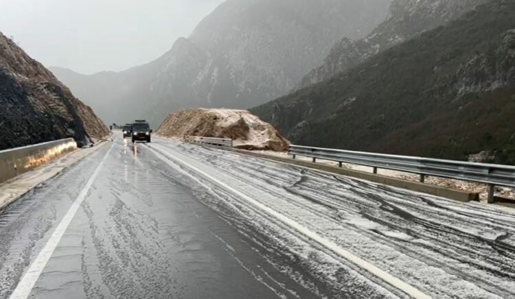 Reshje shiu dhe breshëri, vështirësohet lëvizja në aksin Kardhiq-Delvinë, tuneli pa drita