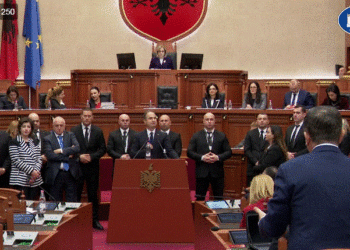 Berisha i përjashtuar, foltorja bllokohet nga deputetët e tij: Duam mocion me debat pa kufizim kohe! Sot interpelanca me Alibeajn për McGonigal, Rama mungon