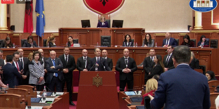 Berisha i përjashtuar, foltorja bllokohet nga deputetët e tij: Duam mocion me debat pa kufizim kohe! Sot interpelanca me Alibeajn për McGonigal, Rama mungon