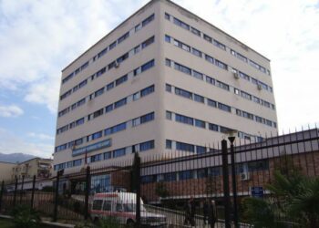 29- vjeçarja ndërron jetë pas lindjes në spitalin ‘Koço Gliozheni, burime: Kishte mpirje të këmbës, dyshohet se pësoi arrest kardiak